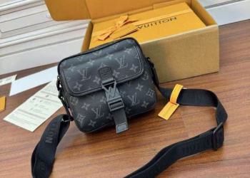 Louis Vuitton Men’s Shoulder Bag (M12518)
